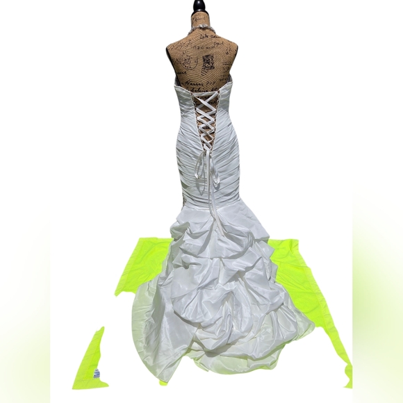 NWT Allure Bridals Style 8821 White Embellished Wedding Dress Size 8 - Picture 16 of 16